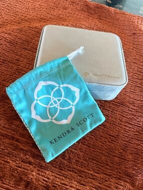 Kendra Scott Mattie Large Jewelry Box – Light Blue Velvet + Pouch